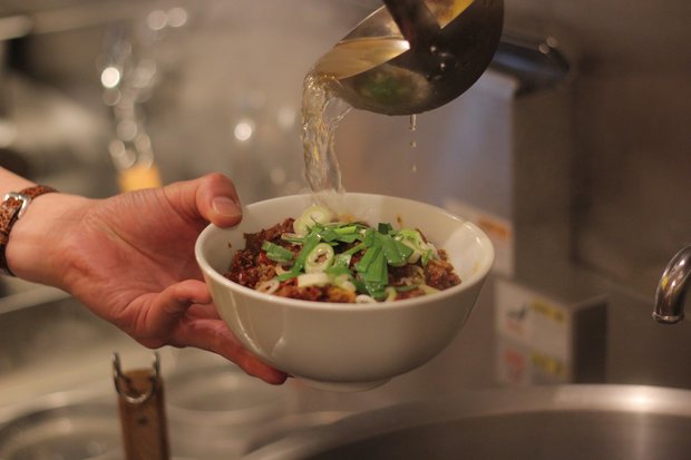 麺、ミンチの上から鶏ガラスープを注ぐ