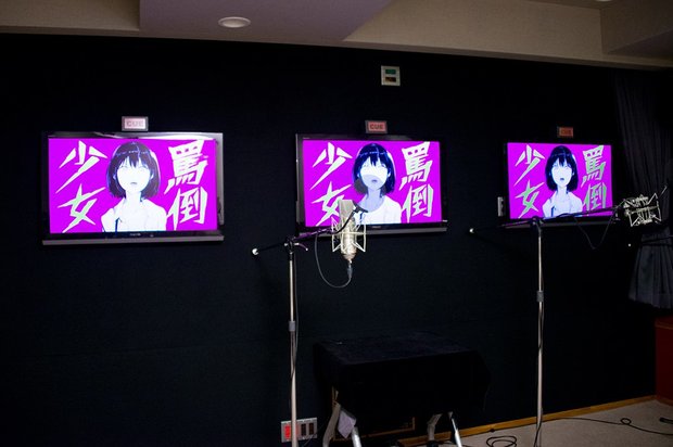 井上麻里奈が「豚!クズ!」発言連発 『罵倒少女』アフレコ現場写真