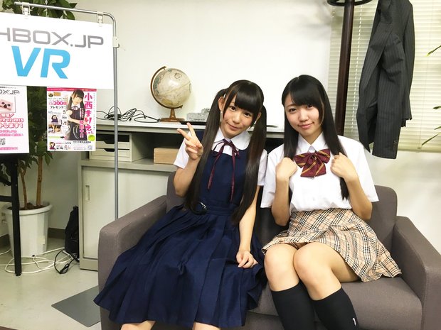 「アダルトVRエキスポ2016」株式会社アイ・ポイントブース/(左)小西まりえさん、(右)舞園ひなさん
