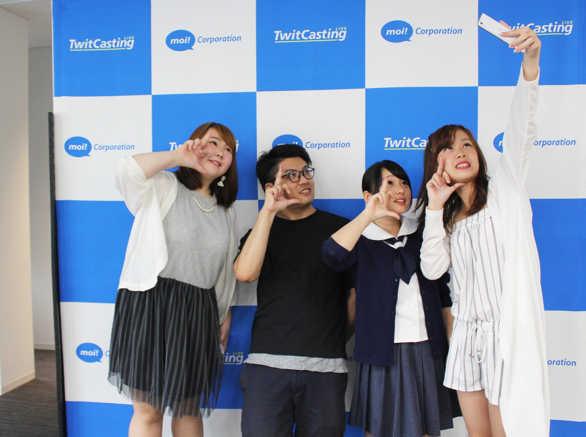 最後にみんなで自撮り！ カメラ位置がめっちゃ高い！