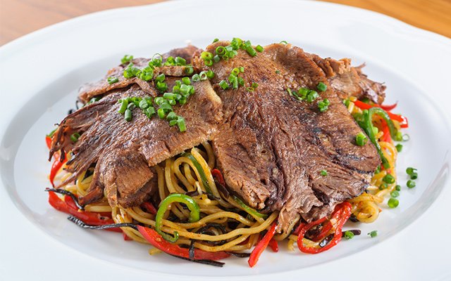 オー・ギャマン・ド・トキオ 炙り牛タン塩焼きそば／an まかないフェスWebサイトより