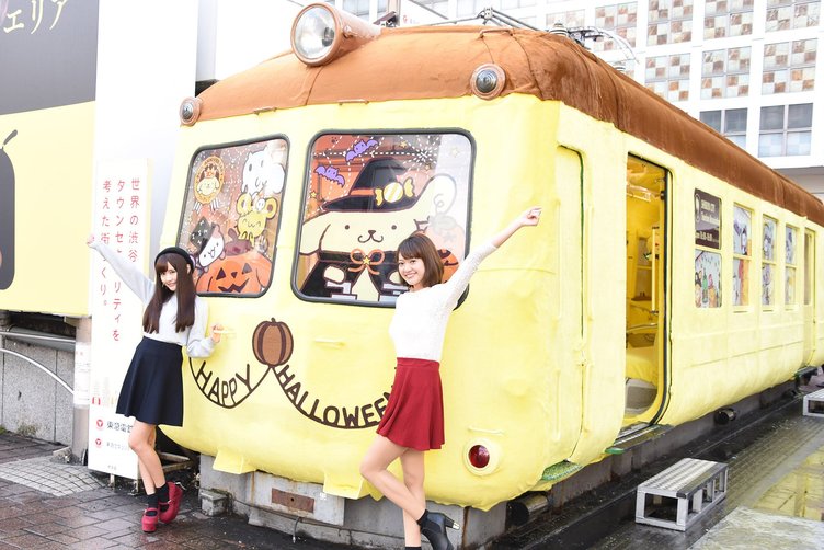 渋谷ハチ公前に「ポムポムトレイン」 電車が丸々ふわもこ仕様に！
