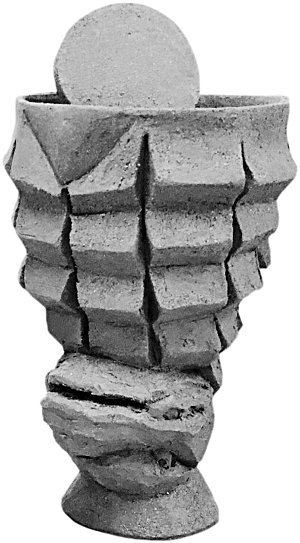 ※写真は制作中の粘土原型であり、実際の展示作品は、施釉し焼成された陶製品となります 2