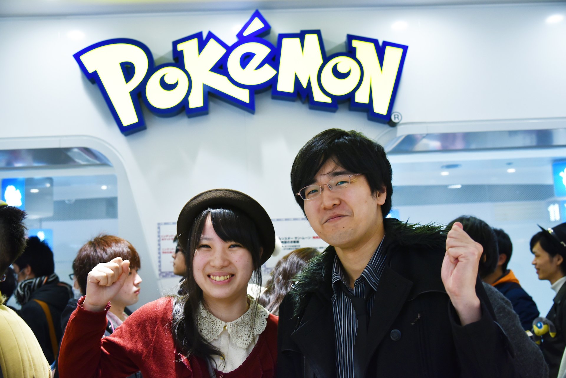 対戦ではフライゴンを使うイオラーさん（左）、ハッサムを使う悠輝さん（右）