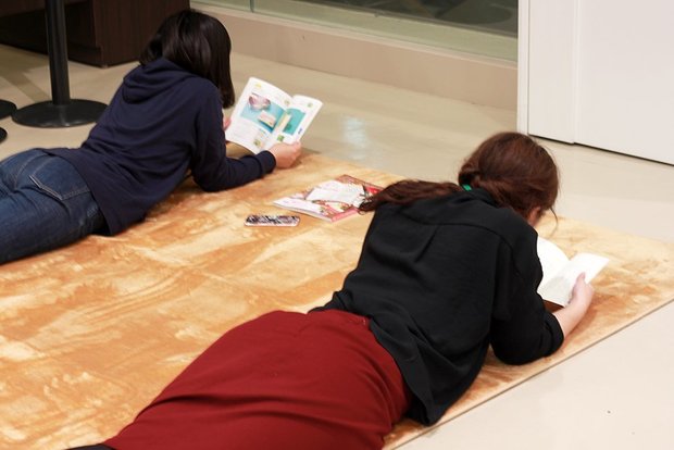 早くも寝転がって本を読む人たちも@「ジュンク堂に住んでみる」ツアー
