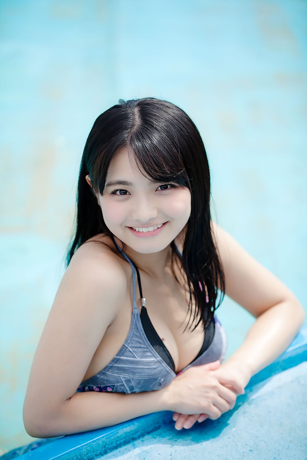 片岡沙耶さんの水着グラビア4