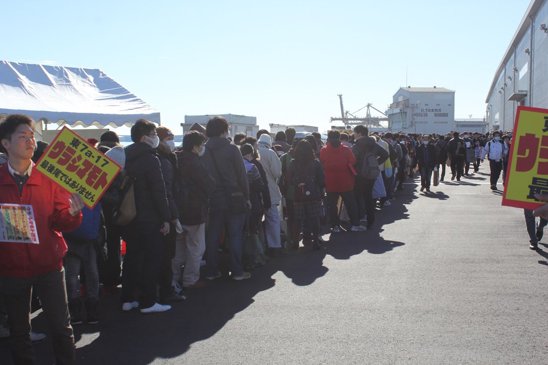 島本和彦さんのサークル「ウラシマモト」の大行列