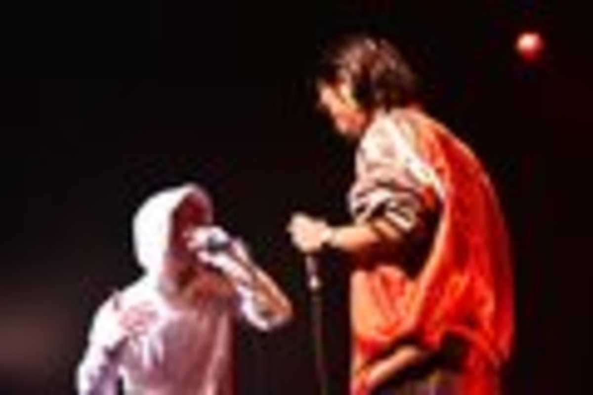 「戦極MCBATTLE 第15章本選 Japan Tour Final」でのAmateras（左） vs 呂布カルマ（右）