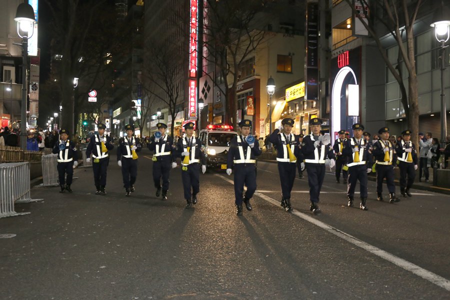 隊列を成す警察