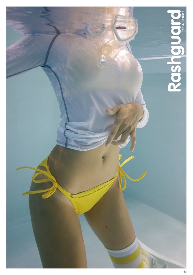 紫外線から肌を守るラッシュガードをつかった水中ニーソ作品「Rashguard」。モデル:工藤桃子/解説:島本娼弘(侵略ロボ)