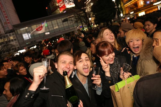 埋め尽くされるスクランブル交差点付近