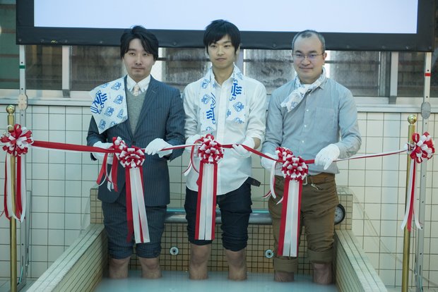 「はだかの学校」開会式 テープカットの様子