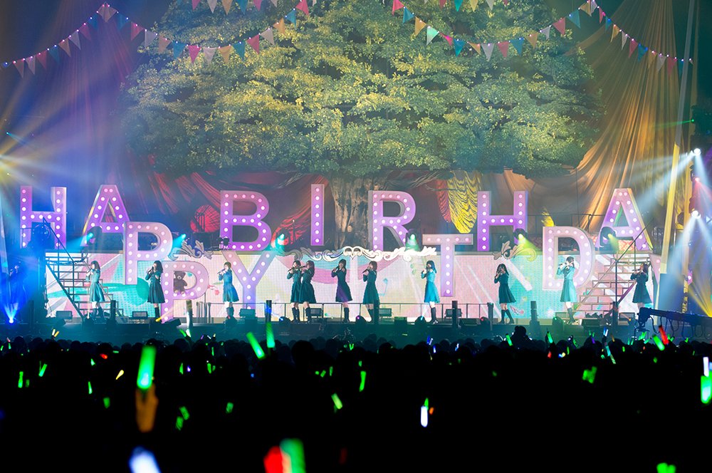 ステージのセットには、1周年ということで「HAPPY BIRTHDAY」の文字