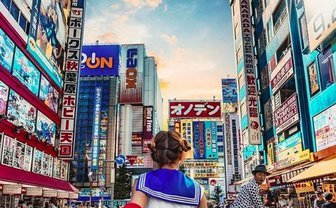 彼女の背中越しに見る美しき世界　インスタグラマー「Murad Osmann」とは？