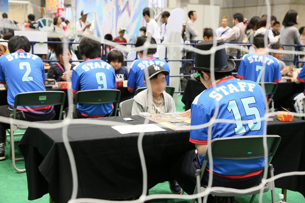 TCGの対戦に興じる子どもたち　ゲームを始めるきっかけは？