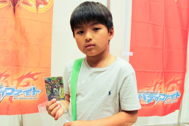 ブシロードのスタッフとバディファイトで対戦していた小学3年生のユウキさん。／撮影：杉山大祐