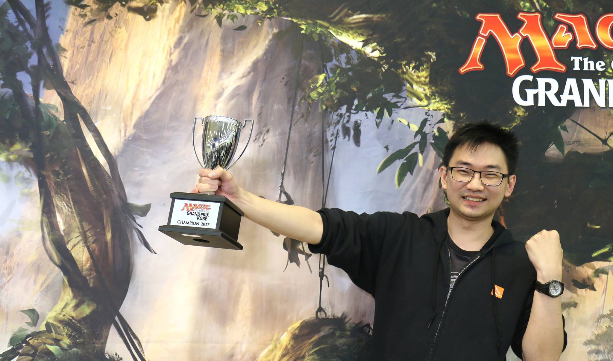 優勝トロフィーを掲げ、勝利を噛みしめるJoe Sohさん／写真提供：ウィザーズ・オブ・ザ・コースト