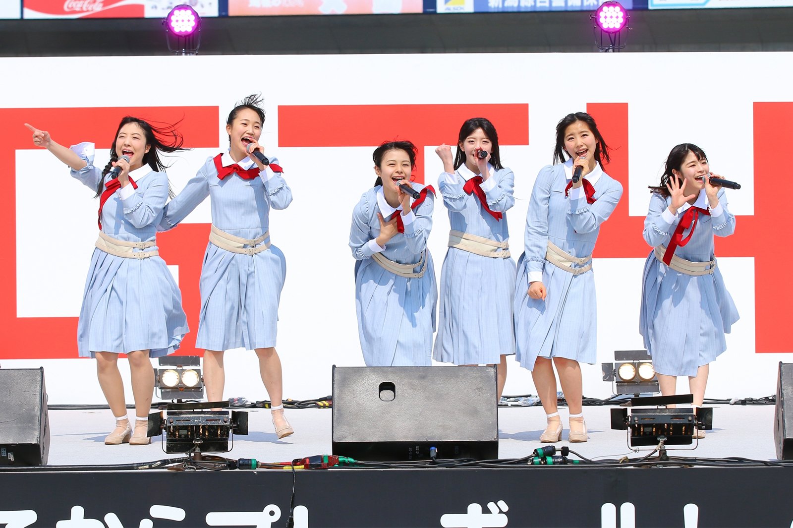 デビューシングル「青春時計」のお披露目ライブのワンシーン