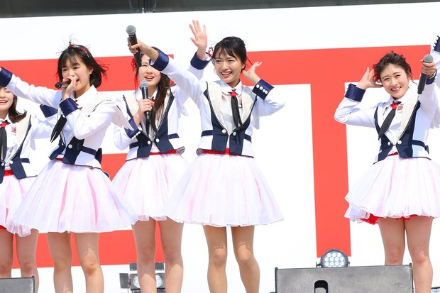 デビューシングル「青春時計」のお披露目ライブのワンシーン