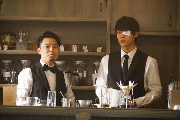 (左から)古間円児(浜野謙太)、金木研(窪田正孝さん)
