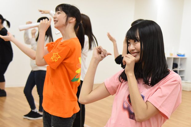 レッスン中の荻野由佳と北原里英