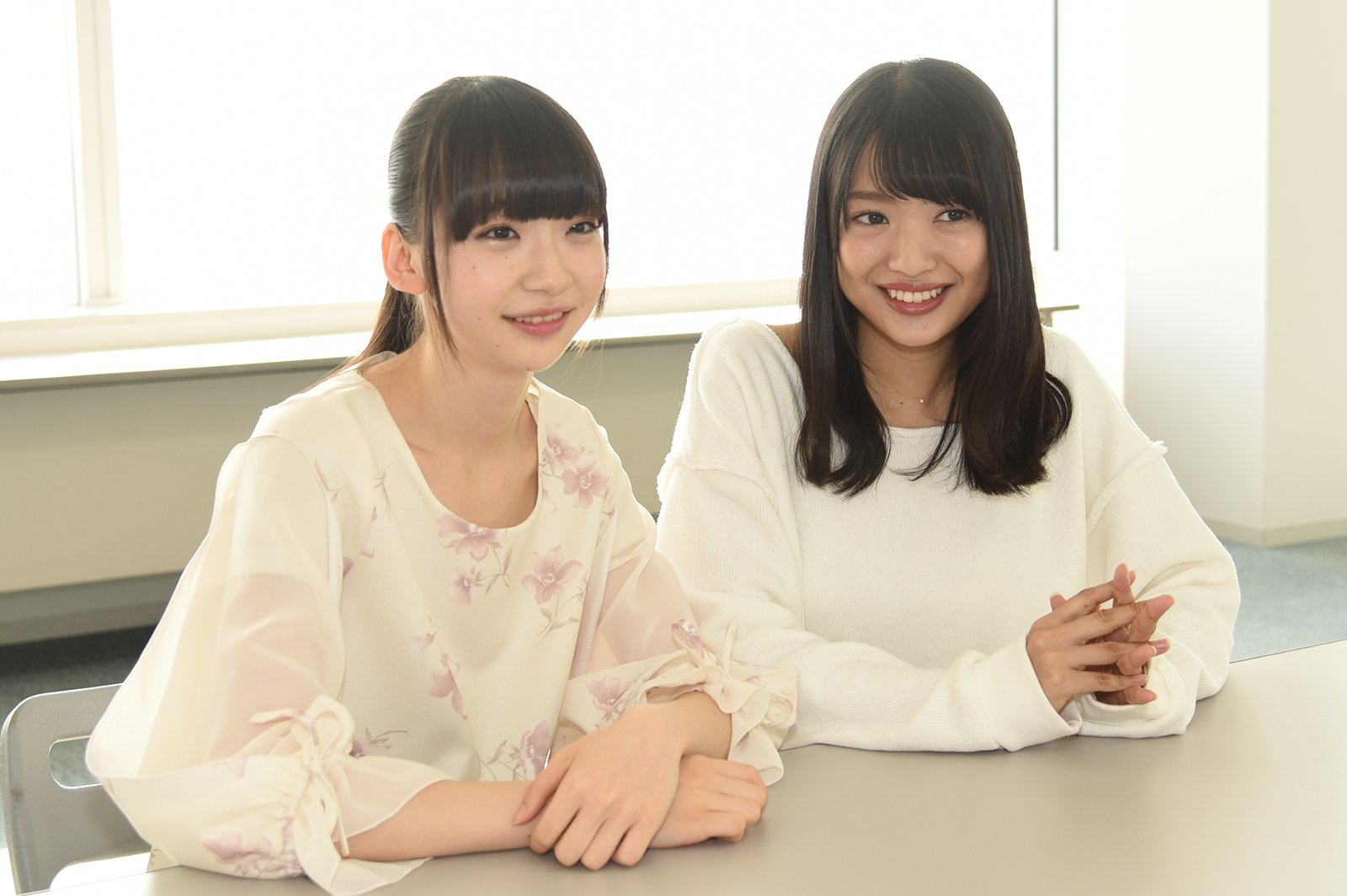 （左から）荻野由佳、北原里英