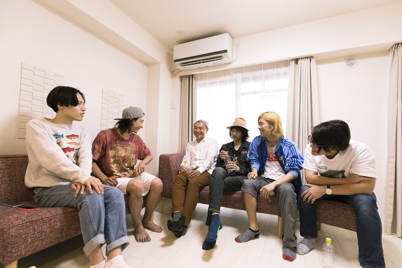 対談は和やかなムードで行われた。最右は爆弾ジョニー・小堀くん。