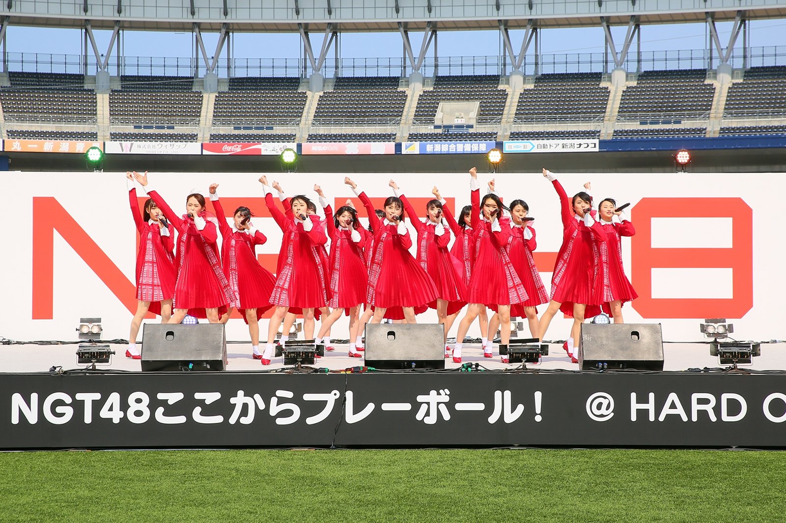 「HARD OFF ECOスタジアム新潟」で開かれたデビューシングル「青春時計」のお披露目ライブ