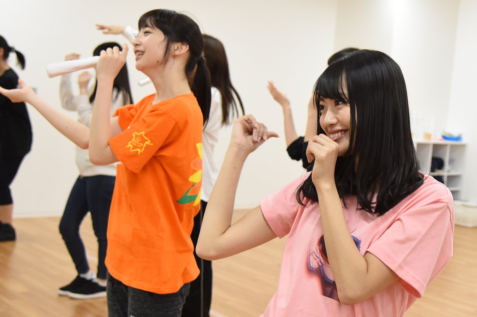 レッスン中の荻野由佳と北原里英