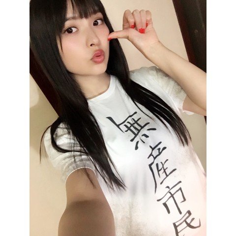 上坂すみれ「いつか発売したい身の上Tシャツ」着用画像