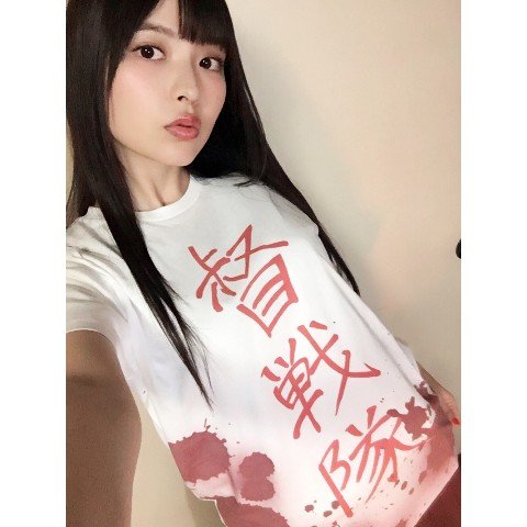 上坂すみれ「いつか発売したい身の上Tシャツ」着用画像