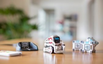 心を持つロボット「COZMO」日本上陸！ ピクサーのアニメーターが実現させた躍動感