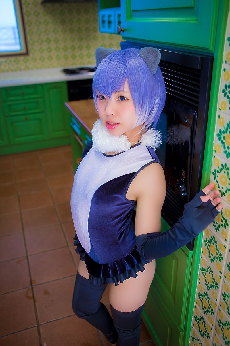 キッチンからこちらを見る神崎あかりさん