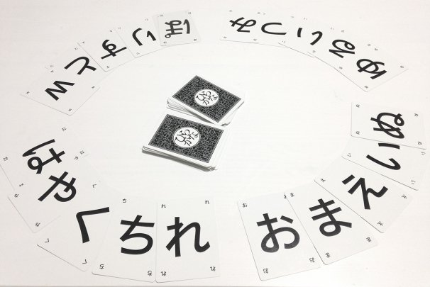 ひらがなポーカー」とは？ 5枚のカードがつくるシュールな偶然のことば