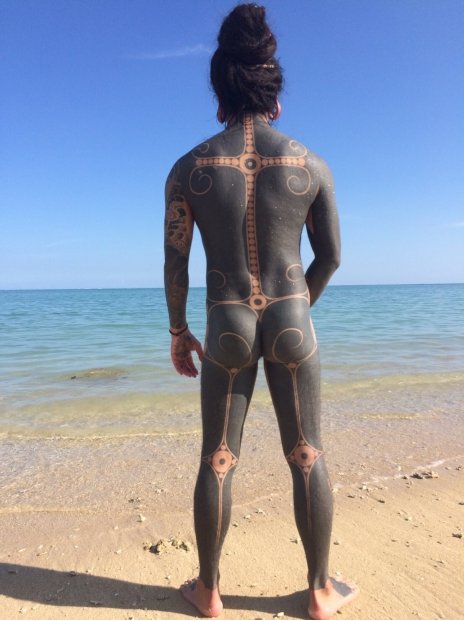 タトゥーアーティストの大島托による刺青