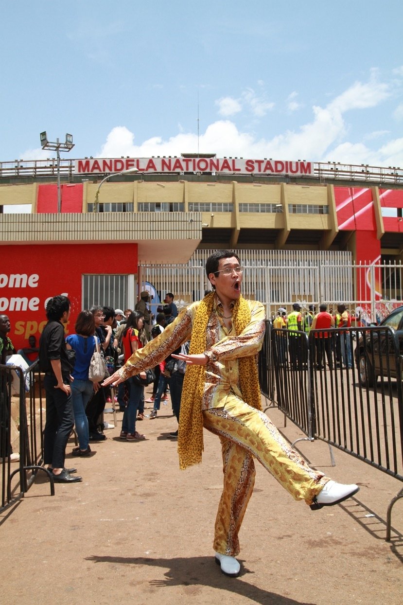 ウガンダを楽しむピコ太郎さん