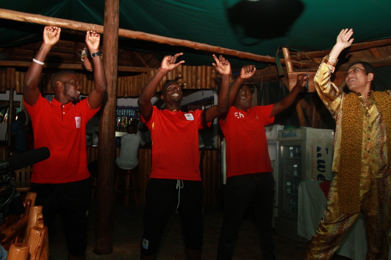 ウガンダを楽しむピコ太郎さん