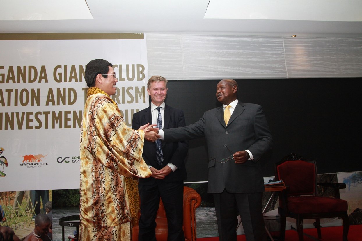 ウガンダを楽しむピコ太郎さん