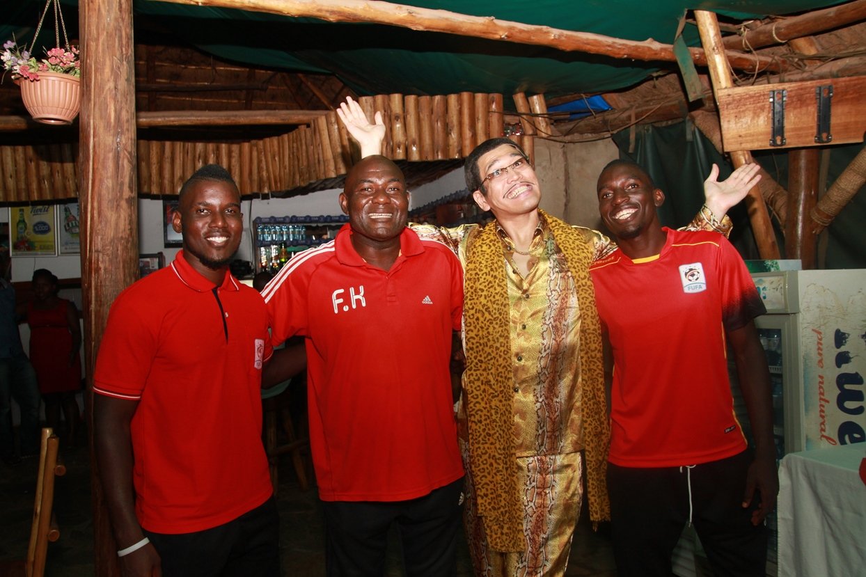 ウガンダを楽しむピコ太郎さん