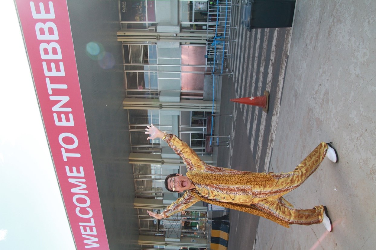 ウガンダを楽しむピコ太郎さん