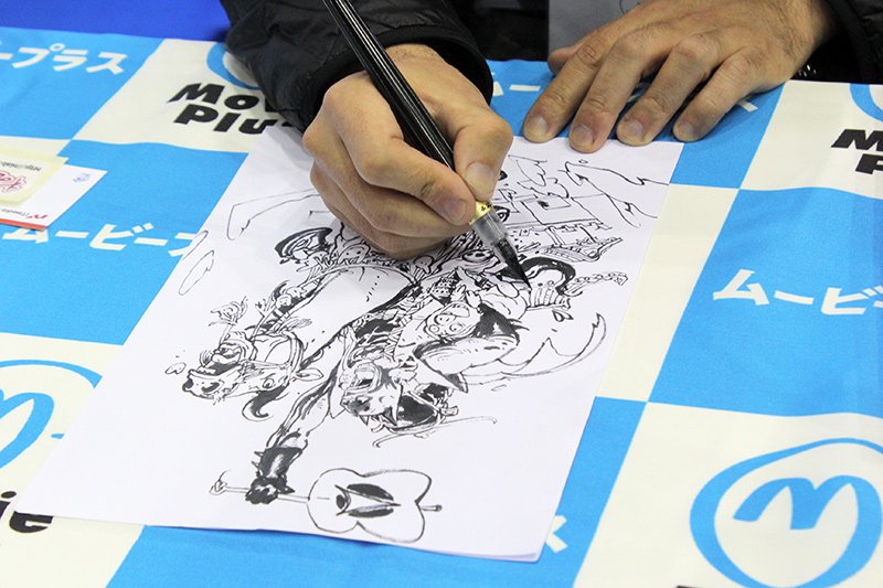 会場では、サインにも応じていた