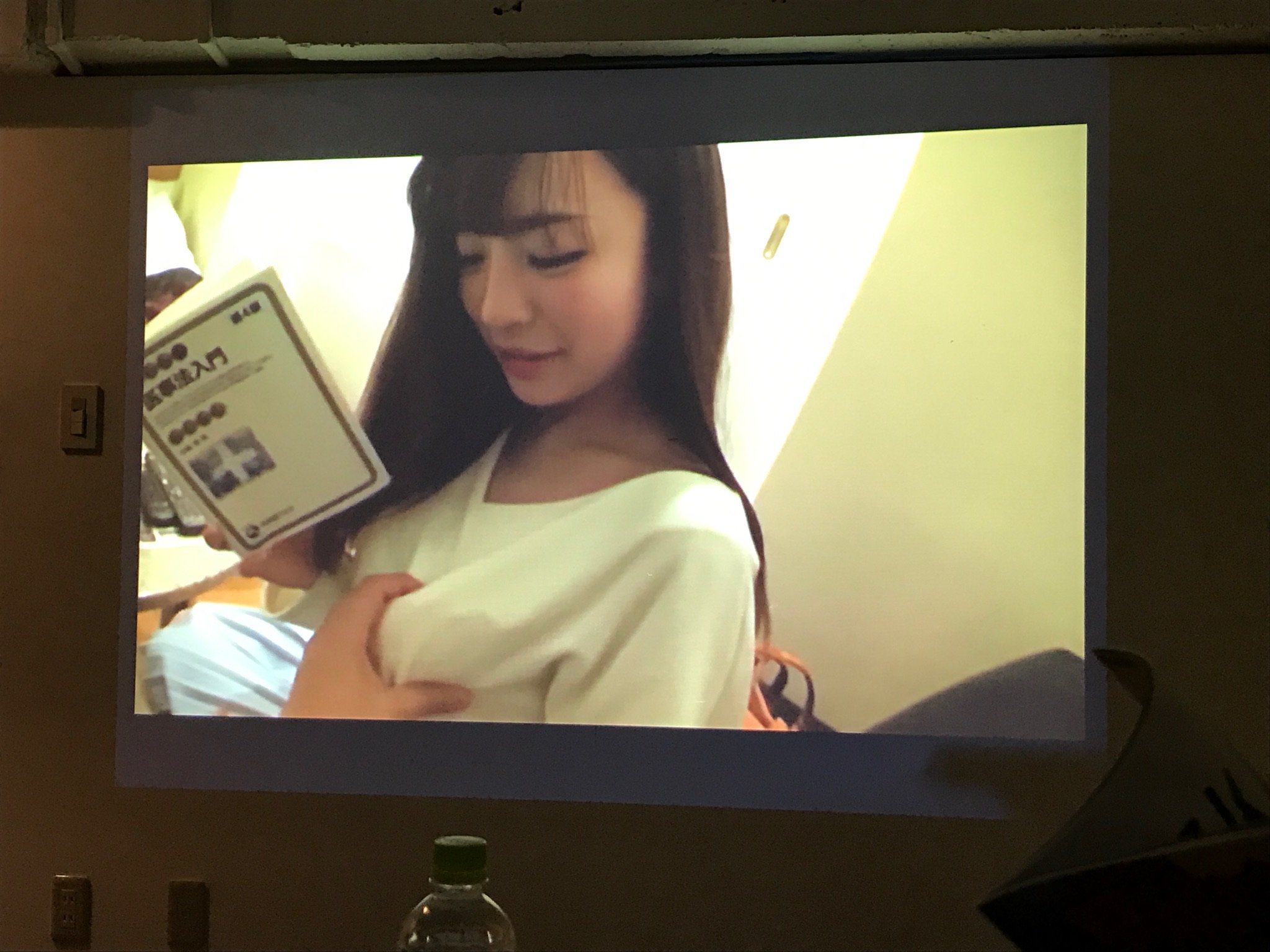 『医事法入門』を手にとった佐々木れなさん