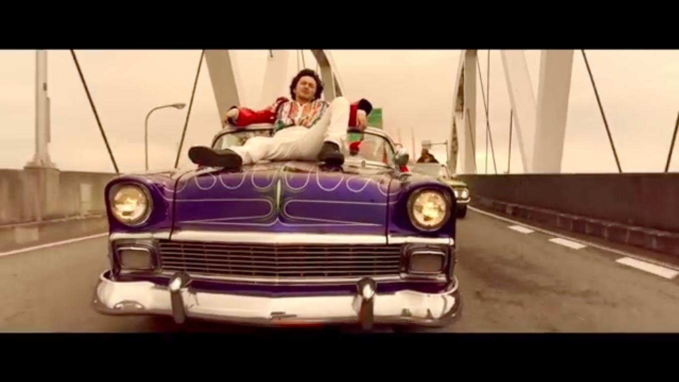 ボンネットに乗る日向さん