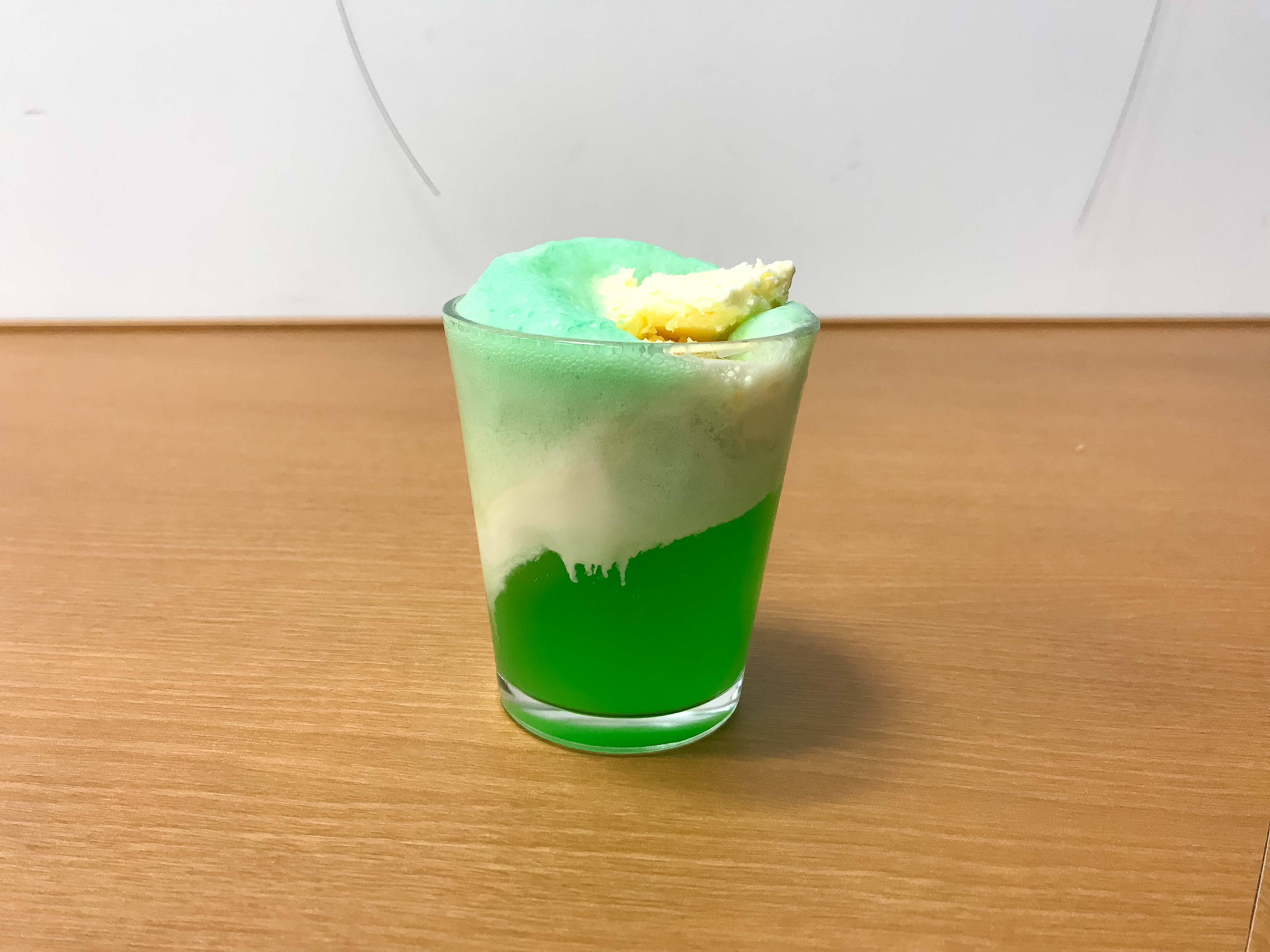 マツキヨのエナジードリンクでつくったクリームソーダ