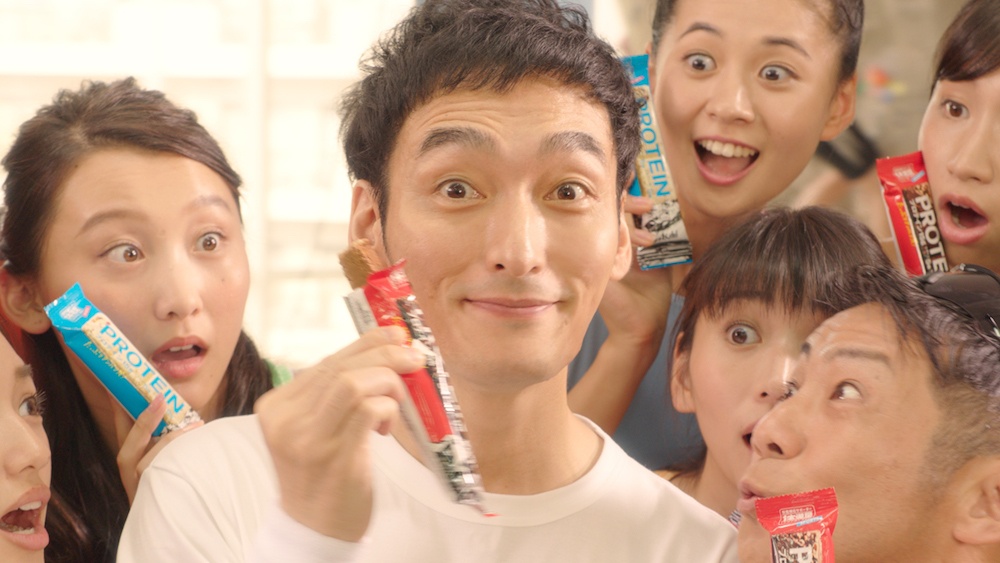 草なぎ剛出演「1本満足バー」新TVCM「プロテインも満足篇」4