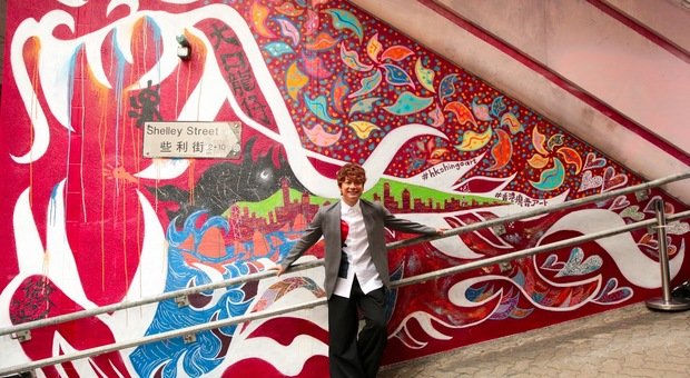 「大きなお口の龍の子」と香取慎吾さん／画像は香港政府観光局特設ページより