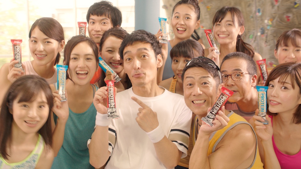 草なぎ剛出演「1本満足バー」新TVCM「プロテインも満足篇」3