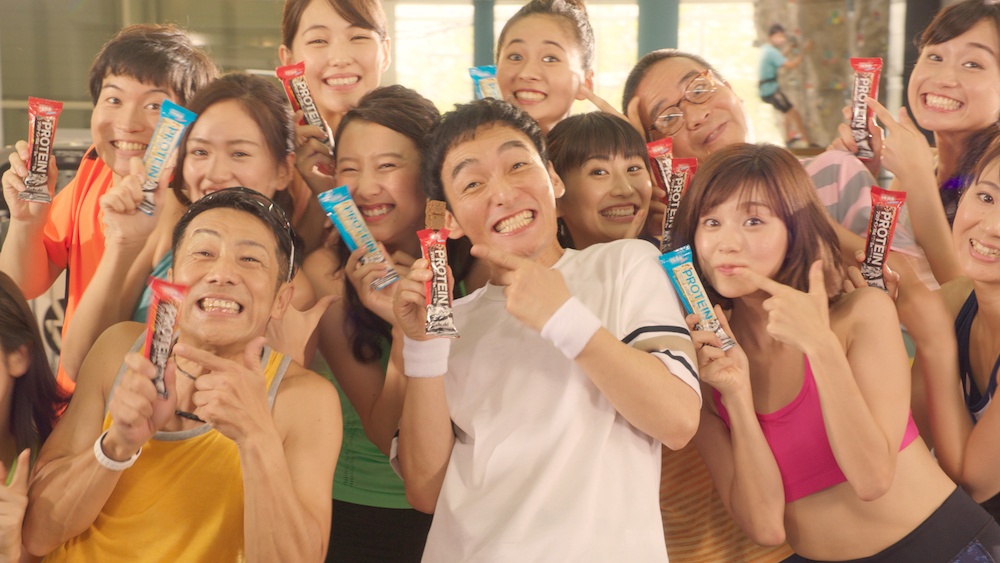 草なぎ剛出演「1本満足バー」新TVCM「プロテインも満足篇」2