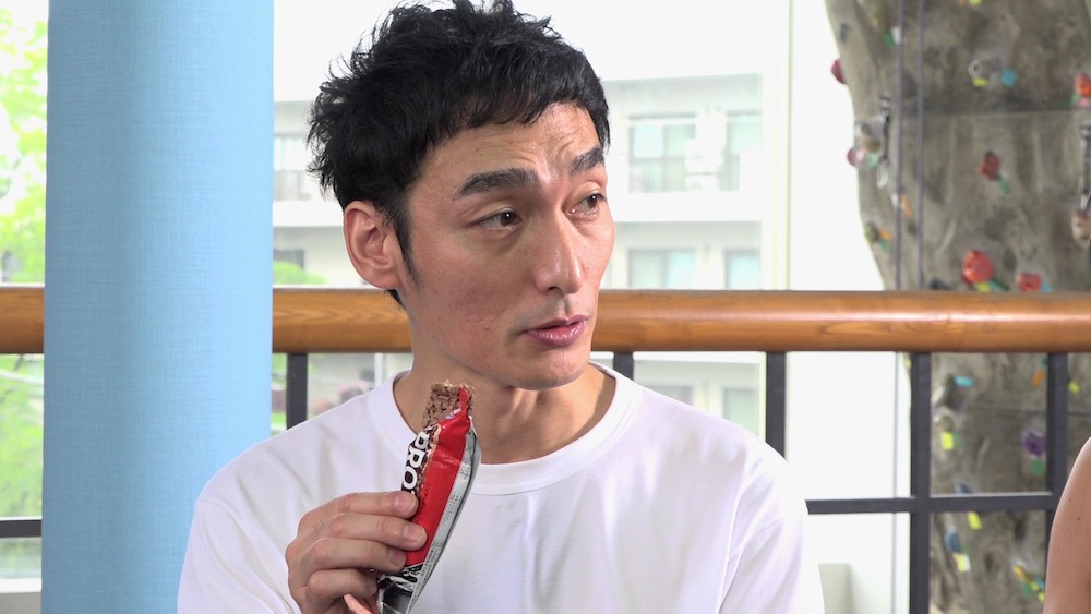 【インタビュー画像】草なぎ剛出演「1本満足バー」新TVCM「プロテインも満足篇」2