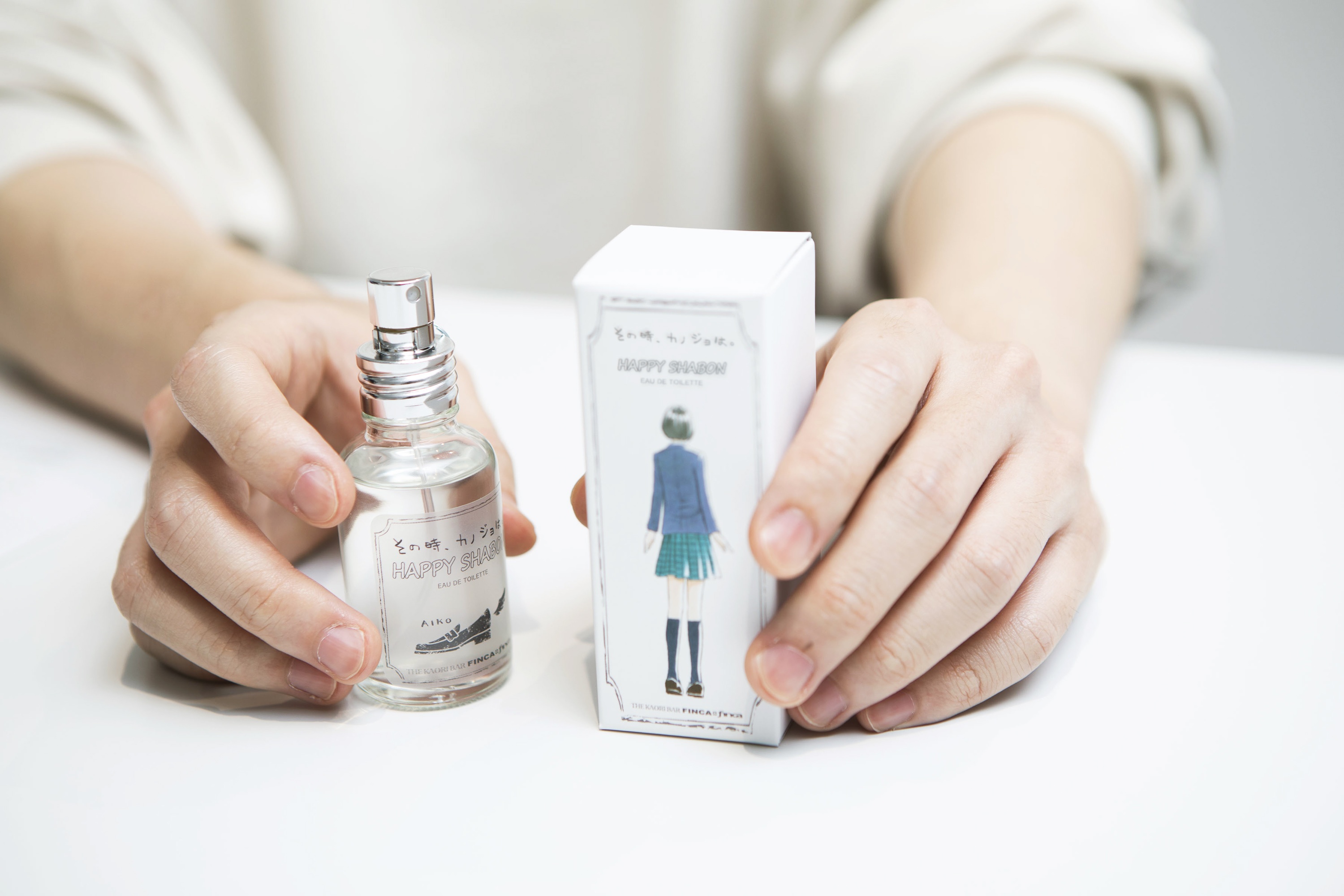 おすすめのオードトワレと浦田さんの手